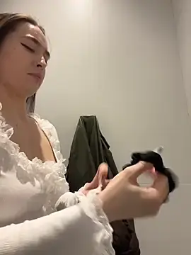 Stripchat Free Porn Cam of Holly_Play