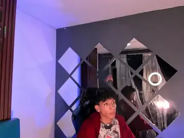 Stripchat Free Porn Cam of Max_Steell