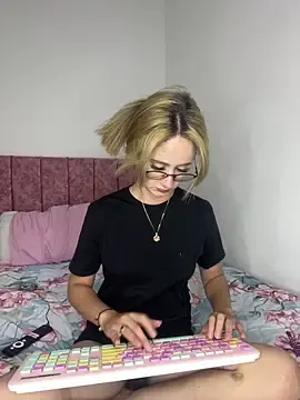 Stripchat Sex Cam of GIACUTEEE