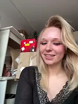 Stripchat Sex Cam of RollDolls