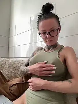 Stripchat Free Porn Cam of SkinnyLilly