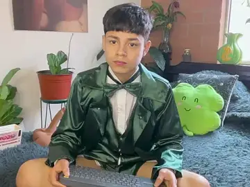 Stripchat Live Sex Cam of Andy_Belier23