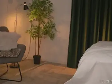 Stripchat Live Sex Cam of Alyonaqueen_