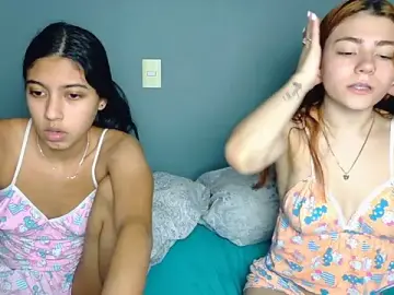 Stripchat Live Sex Cam of strawberrymia68