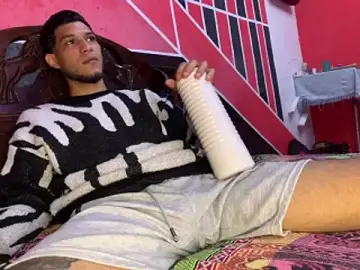 Stripchat Live Sex of tanned_boy