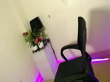 Stripchat Watch Live Sex Cams of YOURFAVDOLLYXXX_