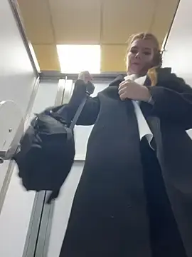 Stripchat Live Sex Cam of Holy_Tereza