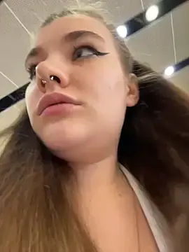 Stripchat Live Sex Cam of Holy_Tereza