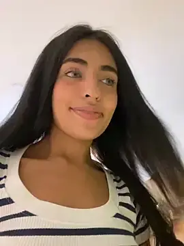 Stripchat Free Porn Cam of DaphneUwu