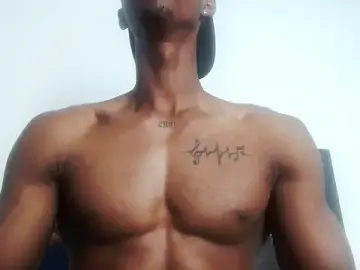 Stripchat Sex Cam of drake_brwon_23