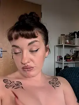 Stripchat Free Porn Cam of Petite_Juicy_Olive