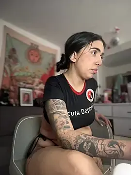 Stripchat Free Porn Cam of kiaraglam2