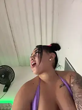 Stripchat Live Sex of halana_squirts