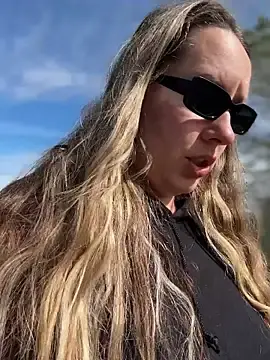 Stripchat Adult Webcam of Mona_Plus