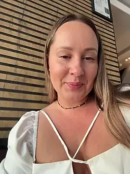 Stripchat Nude Webcam of Mona_Plus