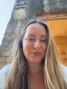 Stripchat Sex Cam of Mona_Plus
