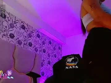 Stripchat Live Sex Cam of Livglow_tay