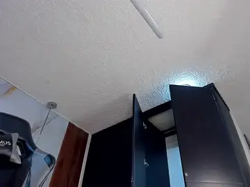 Stripchat Live Sex Cam of mia_18v