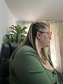 Stripchat Free Porn Cam of CurvyLust_x