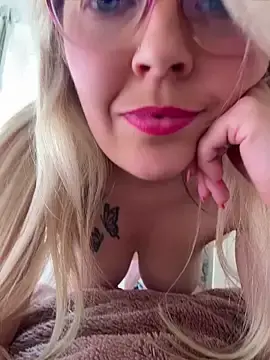 Stripchat Nude Webcam of xxcurvyjessiexx