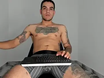 Stripchat Sex Cam of mikee_scooth