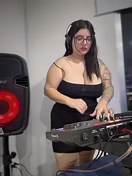 Stripchat Nude Webcam of horny_roomiess