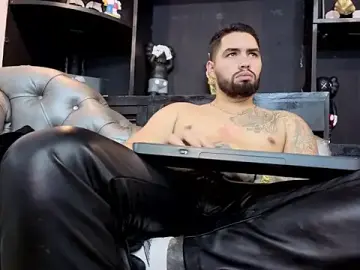 Stripchat Sex Cam of matteosantos