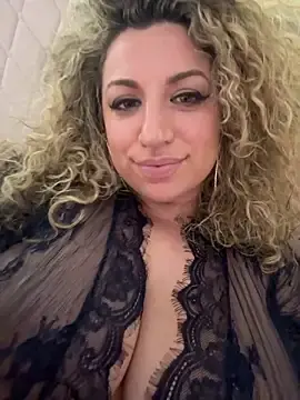 Stripchat Sex Cam of miamellycious