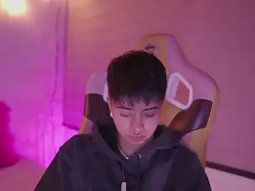 Stripchat Live Sex Cam of tommy_blue