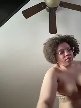 Stripchat Free Porn Cam of QueenNuttCollector