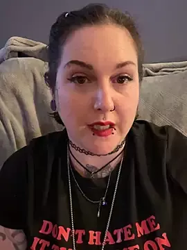 Stripchat Live Sex Cam of Riverm00n
