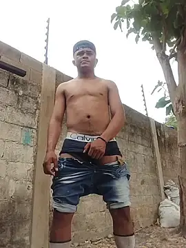 Stripchat Adult Webcam of HOTRAINYGOLDEN