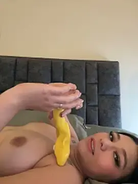 Stripchat Free Porn Cam of Alyshanon18