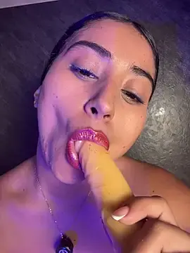 Stripchat Sex Cam of Valentinne_z