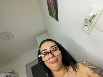 Stripchat Sex Cam of BlueEyes_BB