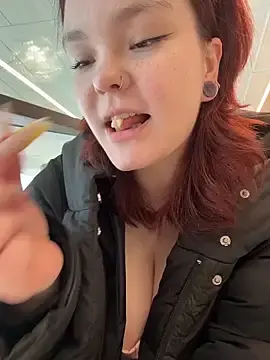 Stripchat Live Sex Cam of kinky__fox