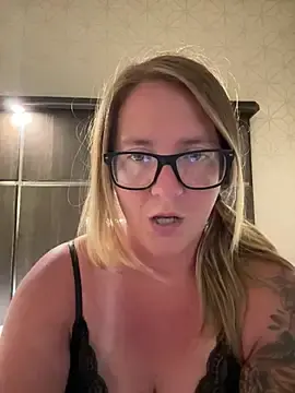 Stripchat Sex Cam of _ElizabethLove_