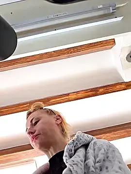 Stripchat Live Sex Cam of kylie_blck