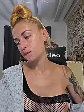 Stripchat Sex Cam of kylie_blck