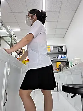 Stripchat Sex Cam of HinaLovely