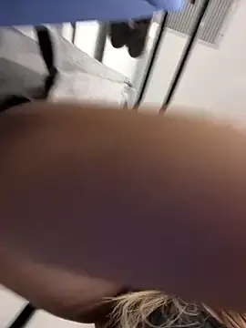 Stripchat Live Sex Cam of BelleLouiseVp