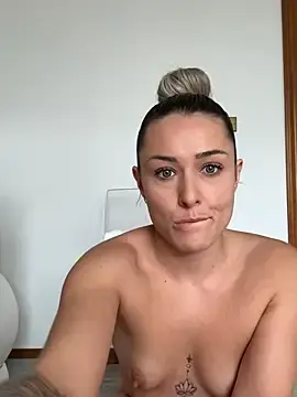 Stripchat Nude Webcam of petrouchkaaa_