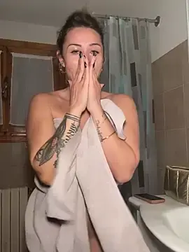 Stripchat Nude Webcam of petrouchkaaa_