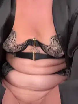 Stripchat Live Sex Cam of petrouchkaaa_