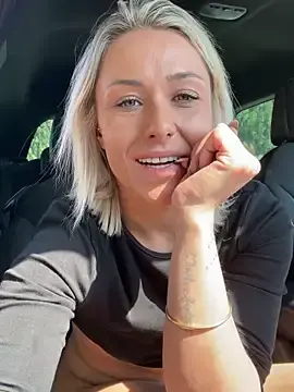 Stripchat Live Sex Cam of petrouchkaaa_