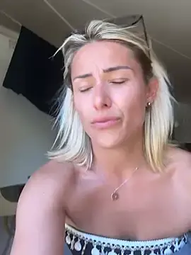 Stripchat Live Sex Cam of petrouchkaaa_