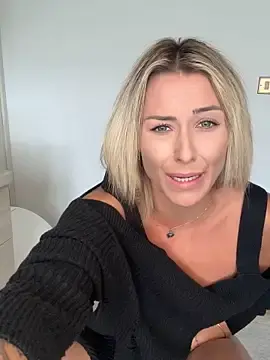 Stripchat Live Sex Cam of petrouchkaaa_