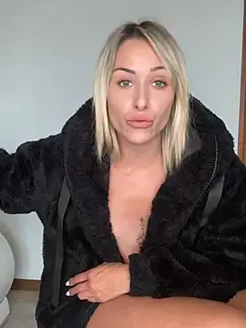 Stripchat Free Live Porn of petrouchkaaa_