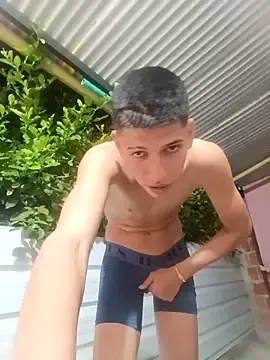 Stripchat Nude Webcam of 3hornys-straights