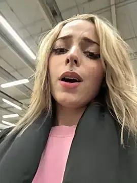 Stripchat Nude Webcam of LoraaDoll